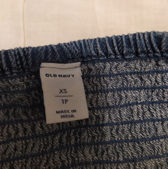 Old Navy Blue and White floral blouse size XS - Picture 2 of 3